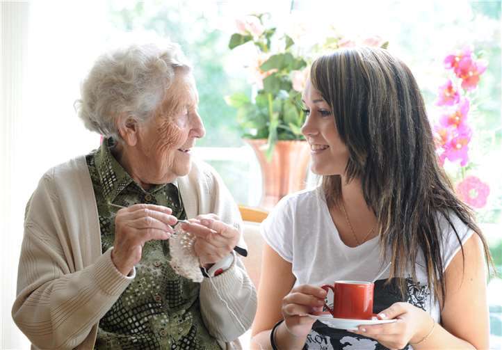Im Kurs werden umfangreiche Kenntnisse in der Altenpflege vermittelt.Foto: Heinrich-Haus