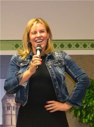 Im Laacher Forum fand Nicole Staudinger ein äußerst dankbares Publikum.Foto: E. T. Müller