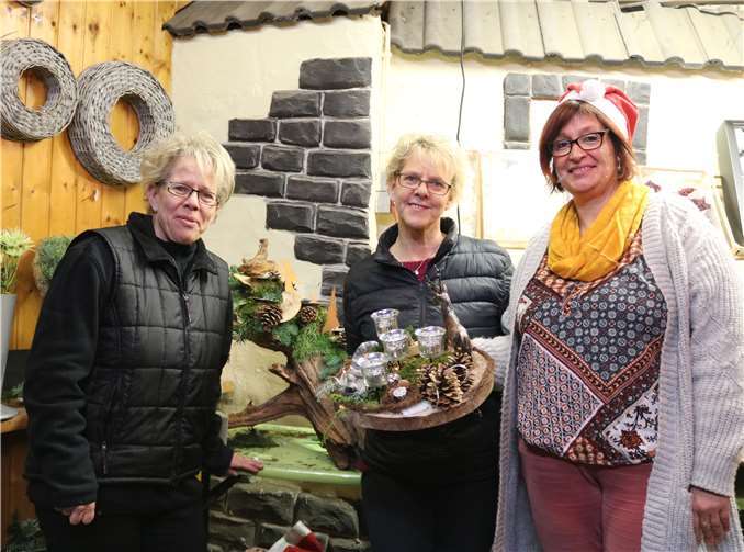 Im Laden und der Werkstatt halfen viele fleißige Hände dabei, die Dekoration für die Adventsausstellung nach den individuellen Wünschen der Besucher zu gestalten.