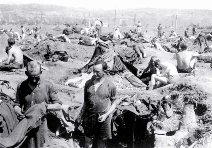 Im Lager hausten die Gefangenen bei allen Temperaturen in Erdlöchern und auf dem nackten Boden. Mehr als 1212 mussten ihr Leben lassen. Repro: ab