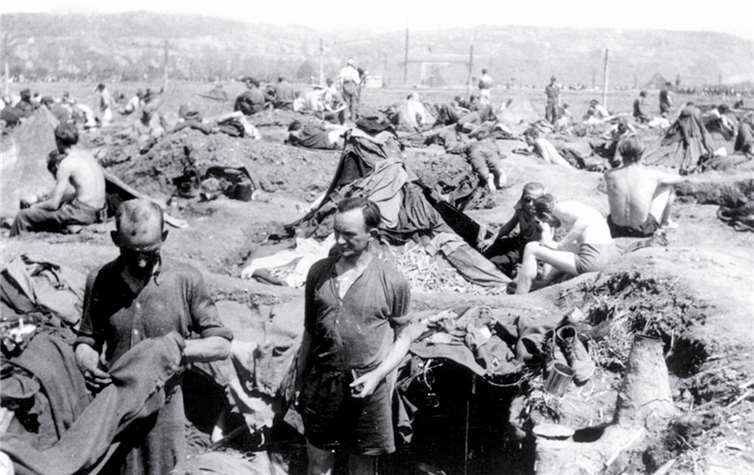 Im Lager hausten die Gefangenen bei allen Temperaturen in Erdlöchern und auf dem nackten Boden. Mehr als 1212 mussten ihr Leben lassenRepro: ab