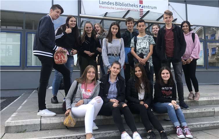 Im Landesbibliothekszentrum wurden die Schüler in die hohe Kunst der Literaturrecherche eingeführt. Privat