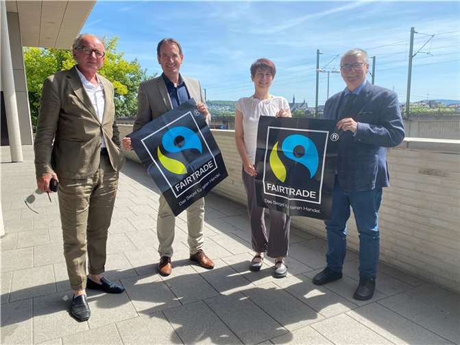 Im Landkreis Mayen-Koblenz gibt es drei „Fairtrade-Towns“: Die Städte Mayen und Andernach sowie die Verbandsgemeinde Weißenthurm. Birgit Meyreis gemeinsam mit Landrat Dr. Alexander Saftig (von rechts) und den Bürgermeistern Thomas Przybylla (Weißenthurm) und Achim Hütten (Andernach). Foto: Kreisverwaltung Mayen-Koblenz