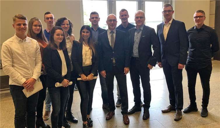 Im Landtag mit Oliver Krauß (Dritter von rechts) verabredet: die Auszubildenden der Stadt Meckenheim, Bürgermeister Bert Spilles (Fünfter von rechts), Ausbildungsbeauftragter Marco Deckers (Zweiter von rechts) sowie der Jugend- und Auszubildendenvertreter Christian Wolf (rechts).Foto: Stadt Meckenheim