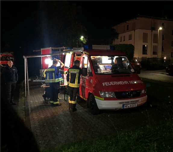 Im Lauf der Nacht wurden immer mehr Feuerwehrleute hinzugezogen und vor allem Spezialfahrzeuge sowie Boote aus den Wehren der Rheinschiene nachgeordert.