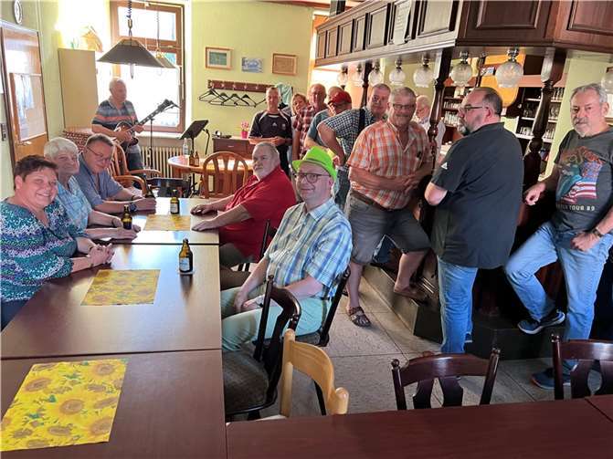 Im Lauf des Abends füllte sich die „Alte Schule“ zusehends.  Foto: