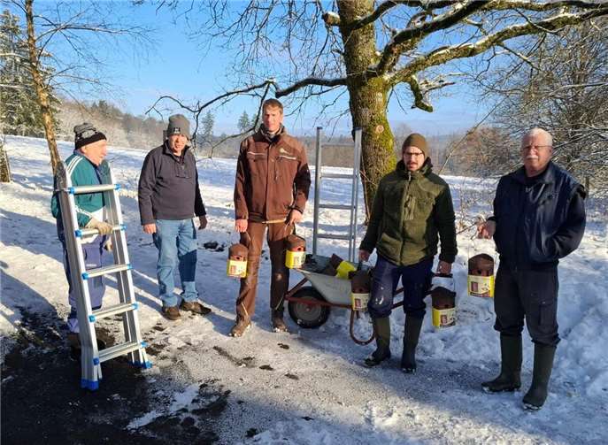 Im Laufe der Aktion wurden defekte Nistkästen durch neue ersetzt. Zusätzlich brachten die Mitglieder des Vereins weitere Nistkästen an geeigneten Stellen an, um den Vögeln zusätzliche Brutmöglichkeiten zu bieten. Foto: privat