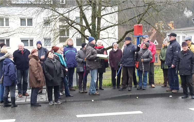 Im Laufe der Wanderung wurden wertvolle Informationen ausgetauscht, die sicherlich noch in künftigen Historischen Kalendern der Bürgerstiftung ihren Niederschlag finden werden.privat