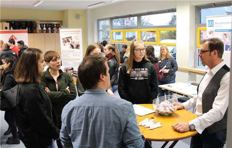 Im Laufe der einstündigen Veranstaltung ergaben sich interessante Gespräche und Kontaktanbahnungen für Praktika und darüber hinaus gehende Perspektiven.Foto: privat