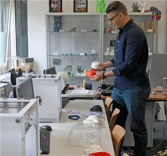 Im Laufe des Forschungsprozesses wurde die Mund-Nasen-Maske immer weiter optimiert. Maximilian Köthe entwickelte immer wieder neue Ideen.