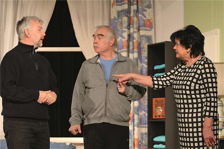 Im Laufe des Geschehens entstehen so manche Verwicklungen (v.li.): Dietmar Klug, Konrad Weber und Monika Reinhardt.