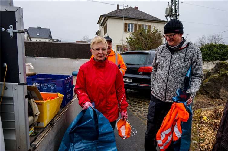 Im Laufe des Vormittags füllten sich die Müllbeutel, die Straßen und Plätze in Rhens wurden wieder sauber.