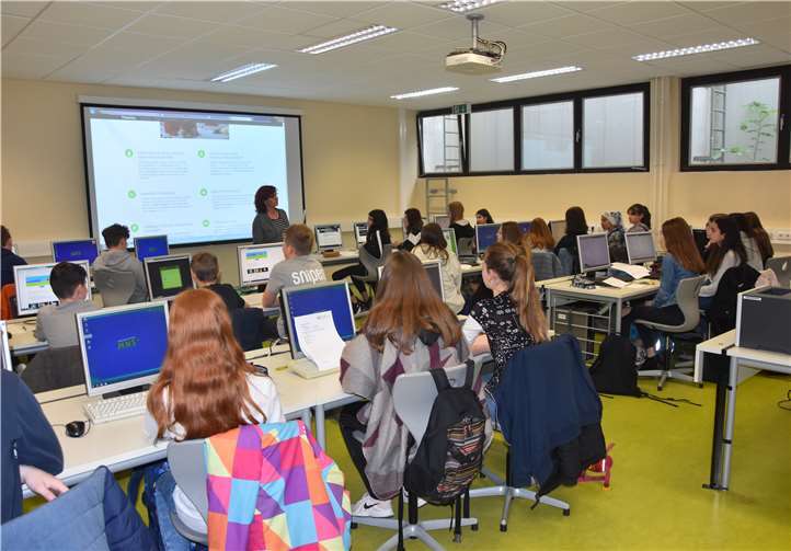 Im Laufe des Workshops schauten sich die Jugendlichen Internetseiten zum Thema „Umgang mit dem World Wide Web“ an, führten einen Passwortcheck durch und lernten die „diskrete“ Suchmaschine www.startpage.com kennen. Foto: Privat