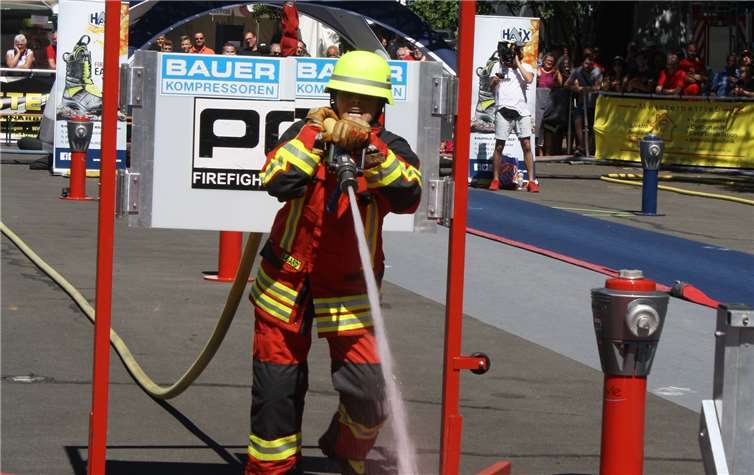 Im Laufschritt wurde der wasserführendeC-Schlauch mit Strahlrohr in Position gebracht.