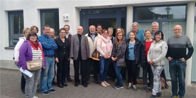 Im Lebenshilfehaus in Sinzig besprachen Vorsitzender Ulrich van Bebber und weitere Vertreter der Lebenshilfe mit betroffenen Eltern die Problematik, geeigneten Wohnraum für ihre behinderten Kinder zu finden.  privat