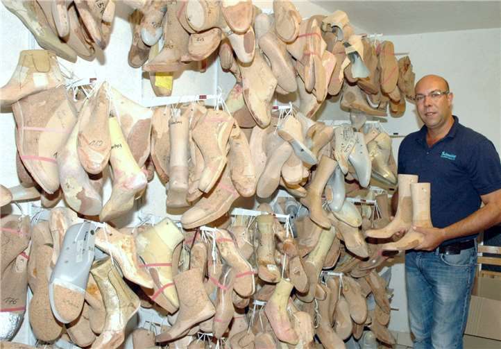 Im Leistenkeller hängen Hunderte in Handarbeit gefertigte Leisten.