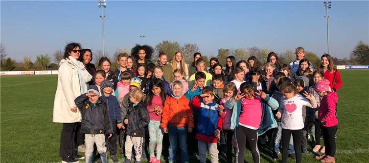 Im Leo-Schönberg-Stadion in Polch wurden die Laufabzeichen verliehen. Foto: S. Schwenzer