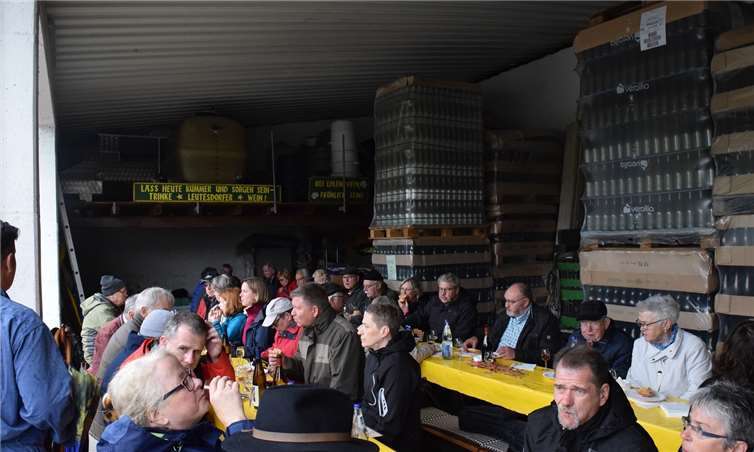 Im Leutesdorfer Weingut Hugemann konnte in geselliger Runde das eine oder andere Gläschen Wein verkostet werden. Foto: privat