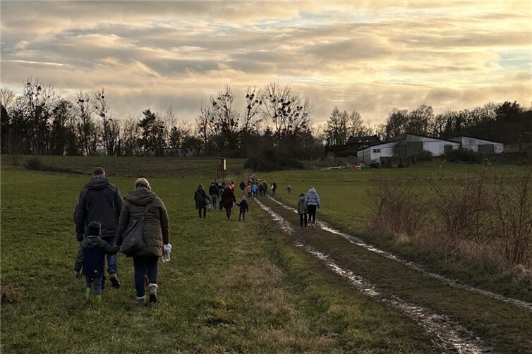 Im Licht der Abendsonne machten sich die Besucher des Gottesdienstes auf den Rückweg.