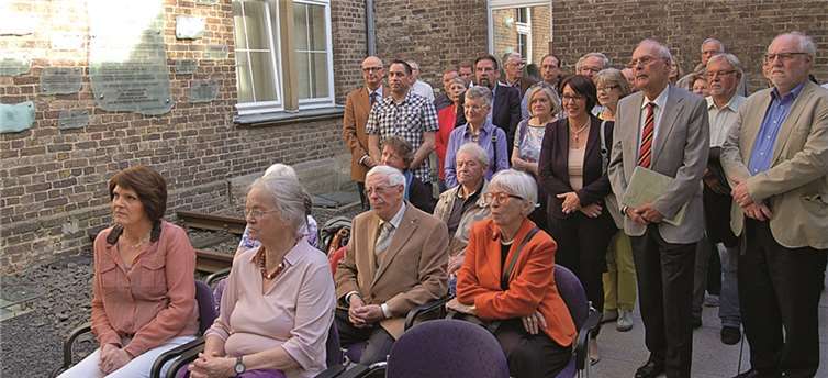 Im Lichthof vor der Installation zum Gedenken an die in der NS-Zeit ermordeten Rheinbacher Juden fand die Ausstellungseröffnung statt.