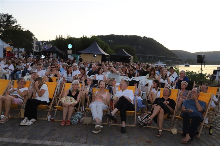 Im Liegestuhl am Rhein einen Film anschauen, was gibt es schöneres?  Fotos: WAMFO.de