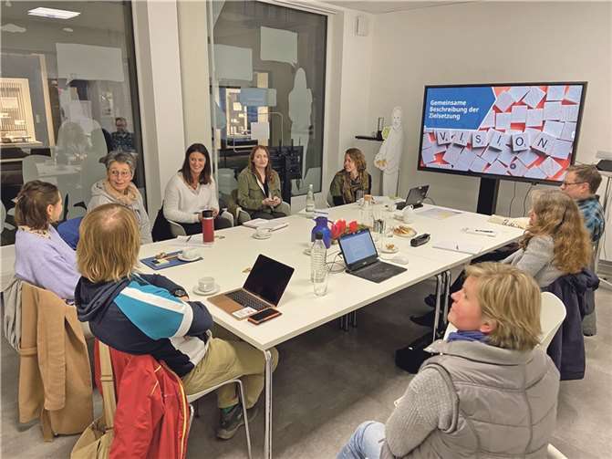 Im MYK10-Projektbüro in Andernach trafen sich zum Auftakt der ersten Sprintrunde die Teams „Ehrenamt & Digitalisierung“ und „Innovationen in der offenen Kinder- und Jugendarbeit“ und diskutierten Ideen für ein smartes MYK. Quelle: Kreis MYK