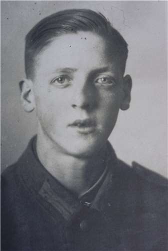 „Im März 1946 bin ich aus der französischen Kriegsgefangenschaft heimgekommen, die Bauern waren Hafer am säen. Habe bei der Gemeinde Arbeit im Wald bekommen. Ich wäre gerne Zimmermann geworden,doch ich musste Geld verdienen um die Familie zu unterstützen. Wir haben von der Jugend nichts gehabt.“-Anton Münch, *1925