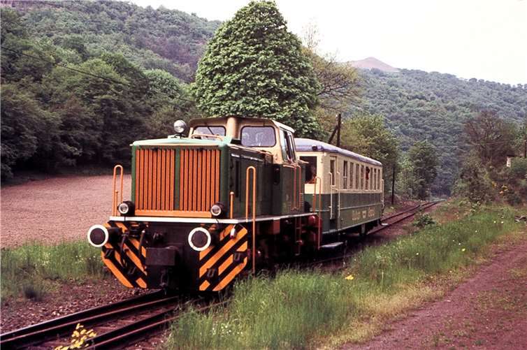 Im Mai 1977 ist Lok D4 mit dem seinerzeit einzigen Personenwagen der Brohltalbahn im Bereich des ehemaligen Güterbahnhofs Schweppenburg mit dem „Vulkan-Expreß“ unterwegs gen Engeln. Foto: Rüdiger Balhar