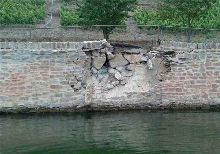 Im Mai war ein Schiff gegen die Stützwand geprallt und hatte diese beschädigt.privat