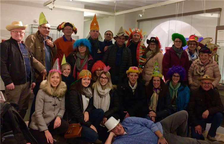 Im Mainzer Fastnachtsmuseum gab es für das bestens aufgelegteMendiger Stadtsoldaten Korps einiges zu bestaunen. Foto: privat