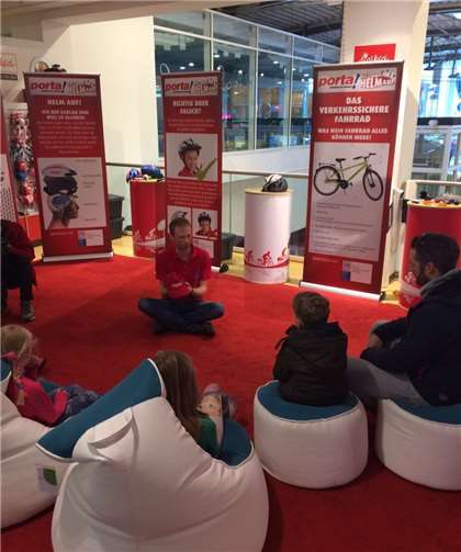 Im Markt wurde die Schulausstellung der „Aktion Helm auf“ gezeigt.