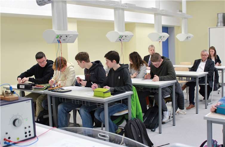 Im Martin-von-Cochem-Gymnasium wurden in der vergangenen Woche zwei frisch sanierte naturwissenschaftliche Fachräume sowie ein Vorbereitungsraum in Betrieb genommen.  Foto: Anne Strehlow