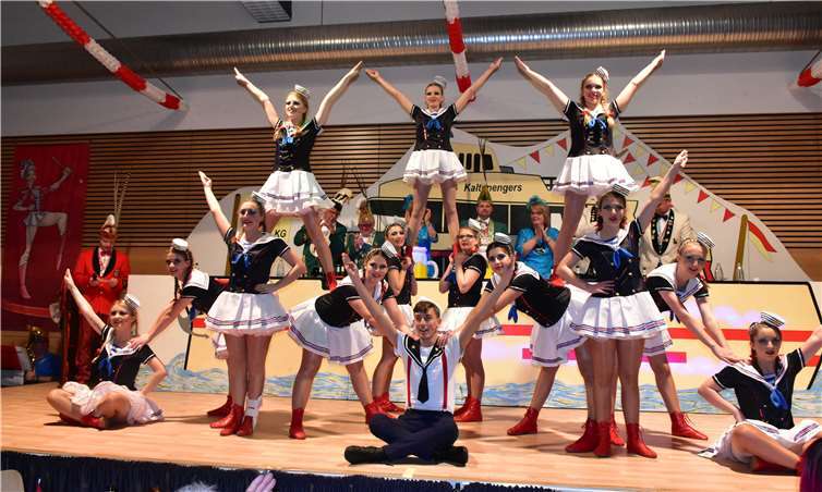 Im Matrosenlook brillierten Jugend- und Prinzengarde bei ihrem Showtanz. HEP