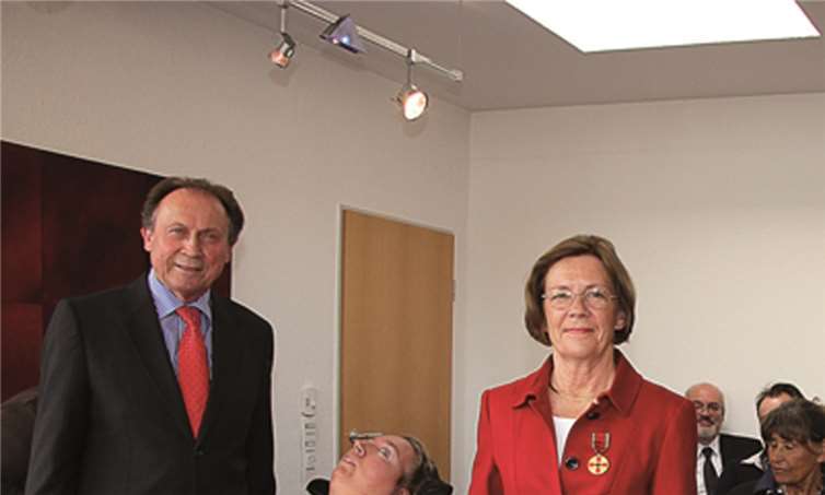 Im Meckenheimer Rathaus erhält Ingrid König (Mitte) im Beisein von Freunden und Wegbegleitern die Bundesverdienstmedaille als Ausdruck des Dankes des Bundespräsidenten für ihr Engagement bei der Integration behinderter Menschen. Die hohe Auszeichnung überbrachte Vize-Landrat Rolf Bausch (li.). BM Bert Spilles (re.) gehörte zu den ersten Gratulanten.  STEIN
