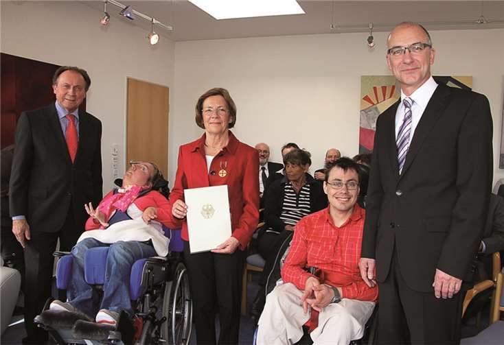 Im Meckenheimer Rathaus erhält Ingrid König (Mitte) im Beisein von Freunden und Wegbegleitern die Bundesverdienstmedaille. Die hohe Auszeichnung überbrachte Vize-Landrat Rolf Bausch (li.). BM Bert Spilles (re.) gehörte zu den ersten Gratulanten. STEIN
