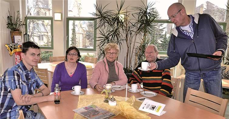 Im Mehrgenerationenhaus kümmert sich Jochen Hörstensmeyer auch um Reiner und Ingrid Exner sowie Elke und Sven Jüngling, der ehrenamtliche Helfer serviert den Kaffee. WM