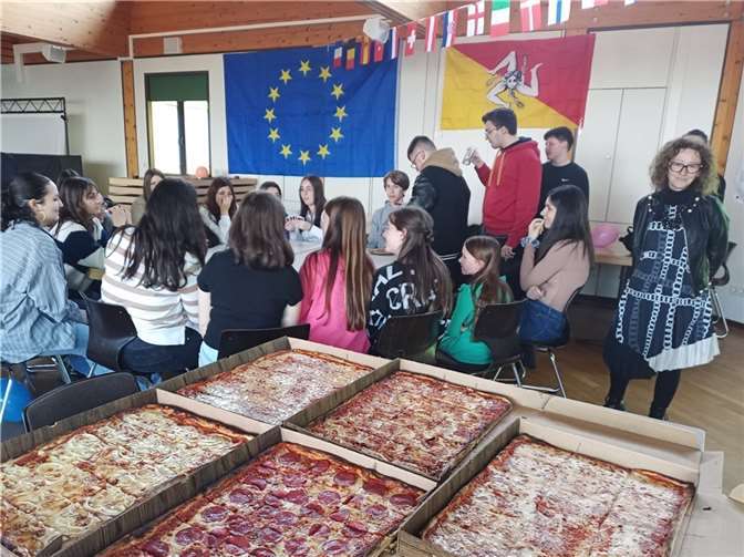 Im Mehrzweckraum des Gymnasiums gab es von den Eltern gebackenen Kuchen und Salate und etwas später noch Pizza.