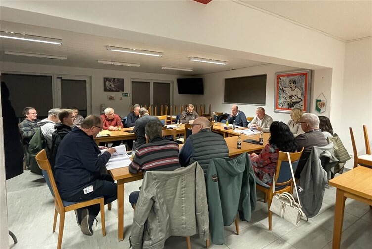 Im Mittelpunkt der Beratung stand die Vorbereitung auf die bevorstehende Sitzung des Verbandsgemeinderates. Foto: FWG Maifeld 