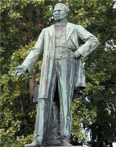 Im Mittelpunkt der Führung steht Raiffeisen.StadtverwaltungNeuwied