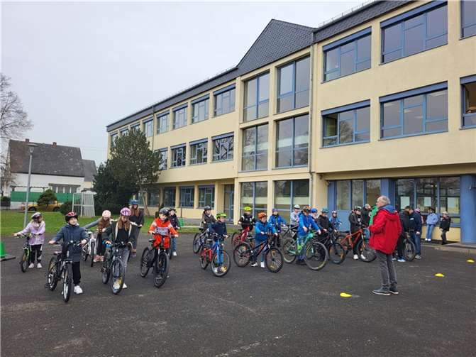 Im Mittelpunkt der einzelnen Projekttage stand daher – anknüpfend an den Fahrradführerschein in der Grundschule – ein Fahrradparcours.  Foto: privat