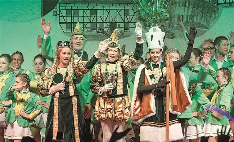 Im Mittelpunkt der großen Kostümsitzung stand das Jugenddreigestirn mit Prinz Sven I. (Svenja Schimmel), Bauer Anno (Anna Münz) und Jungfrau Maja (Wingertszahn). JOST