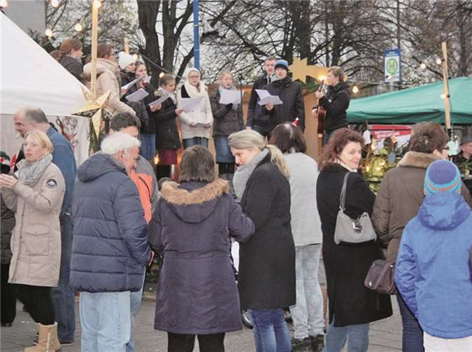 Im Mittelpunkt der weißen Zeltstand stand die Bühne, auf der unterschiedliche Gruppen sangen, musizierten und das Krippenspiel aufführten.FF