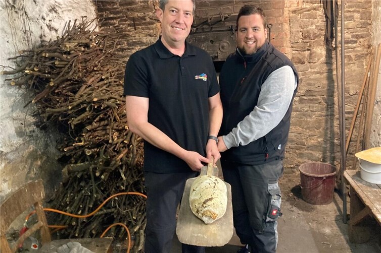 Im Mittelpunkt des Backesfestes der Ellenzer Floriansjünger stand einmal mehr deren knusprig gebackenes Bauernbrot.
