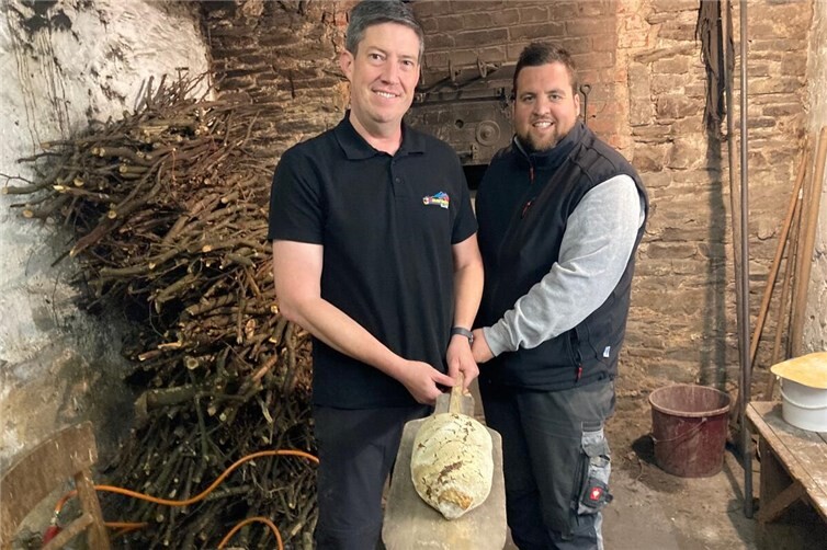Im Mittelpunkt des Backesfestes der Ellenzer Floriansjünger stand einmal mehr deren knusprig gebackenes Bauernbrot.