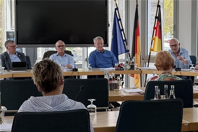 Im Mittelpunkt des Treffens unter der Leitung des Vorsitzenden Hajo Reif standen Informationen zum Katastrophenschutz, Hinweise zur Betrugsprävention sowie neue Hilfsangebote für Seniorinnen und Senioren.