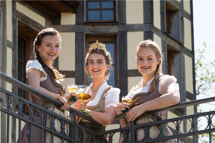Im Mittelpunkt des Weinfestes 2023 steht Weinkönigin Lara (Dommermuth), begleitet von ihren Prinzessinnen Noa (Mundus) und Alicia (Ott).  Foto: Brauchtumsverein „Freunde des Erpeler Weinfestes“ e.V.