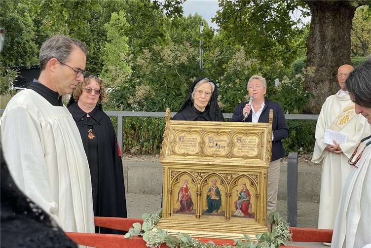 Bescheidenheit ist Freiheit: Die selige Rizza inspiriert bis heute Im Mittelpunkt stand die Erinnerung an Rizza: Der Legende nach war sie die Tochter eines Königs, lebte auf der rechten Rheinseite in einem Schloss und überquerte täglich den Rhein zu Fuß, um in St. Kastor den Gottesdienst zu besuchen. Fotos: Freunde und Förderer der Basilika St. Kastor Koblenze.V.