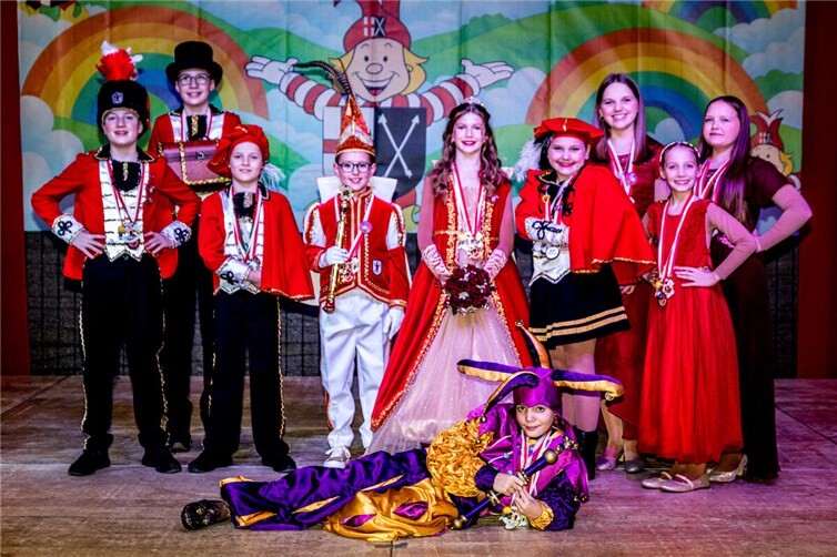 Im Mittelpunkt standen das Kinderprinzenpaar, Prinzessin Jonna I. und Kinderprinz Ben I., die gemeinsam mit ihrem Hofstaat um die Wette strahlten. 