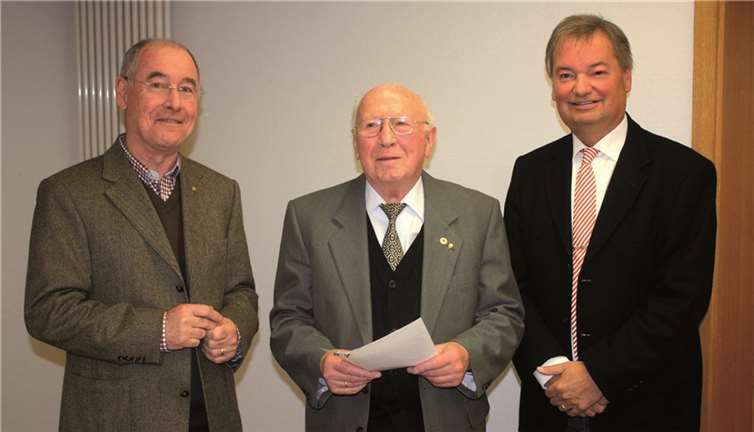Im Mittepunkt der Ehrungen in Unkel stand der „Goldjubilar“ Karl Hammer, dem Bürgermeister Karsten Fehr (r.) und Werner Dötsch (l.) vom Deutschen Sportbund gratulierten. DL