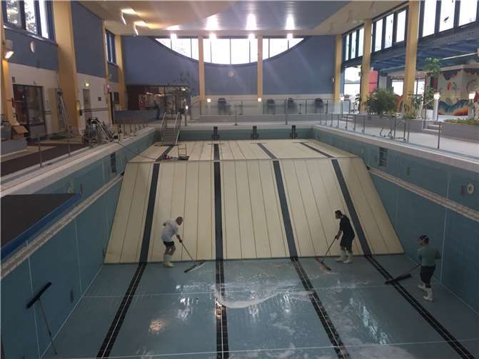 Im Mons-Tabor Bad: Bei der jährlichen Grundreinigung schrubbt das Bad-Team das große Hallenbecken. Bei der nun anstehenden Sanierung werden die hellen Planken des Hubbodens komplett ausgetauscht.  Foto: VG Montabaur / Ellen Eberth-Pöhler